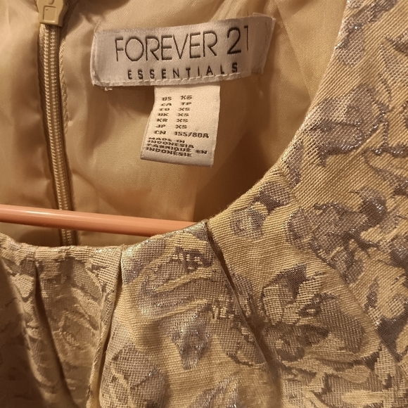 🤠Forever 21 Essentials Fitted Rufflled Top Size XS - Picture 4 of 6